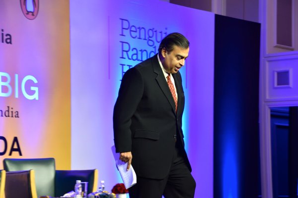 Мукеш Амбани е предприемач от Индия, който миналата година измести Марк Зукърбърг от челната десетка на най-богатите хора в света. Тази година той дори успя да се изкачи с две места нагоре. Богатството му от 94,9 млрд. долара се дължи на председателството му на борда на индийската текстилна компания Reliance Industries. 

Снимка: Rubina A. Khan/Getty Images 
